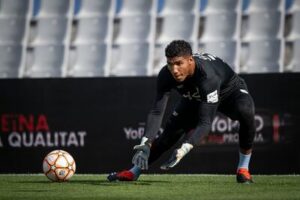 ALT ¡FIGURA MUNDIAL! La muralla panameña que se destaca en Arabia