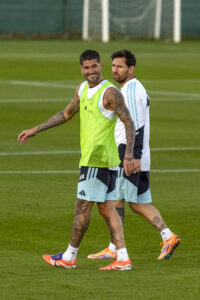 Los jugadores de la selección Argentina Lionel Messi (d) y De Paul (i), durante un momento del entrenamiento previo al partido que disputarán el próximo 24 de noviembre ante Angola, este martes en el campo de Fútbol de la Finca Resort en Algorfa, Alicante. EFE/Marcial Guillén