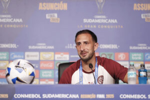 El jugador argentino de Lanús Carlos Izquierdoz, durante una rueda de prensa en Asunción (Paraguay). EFE/Juan Pablo Pino