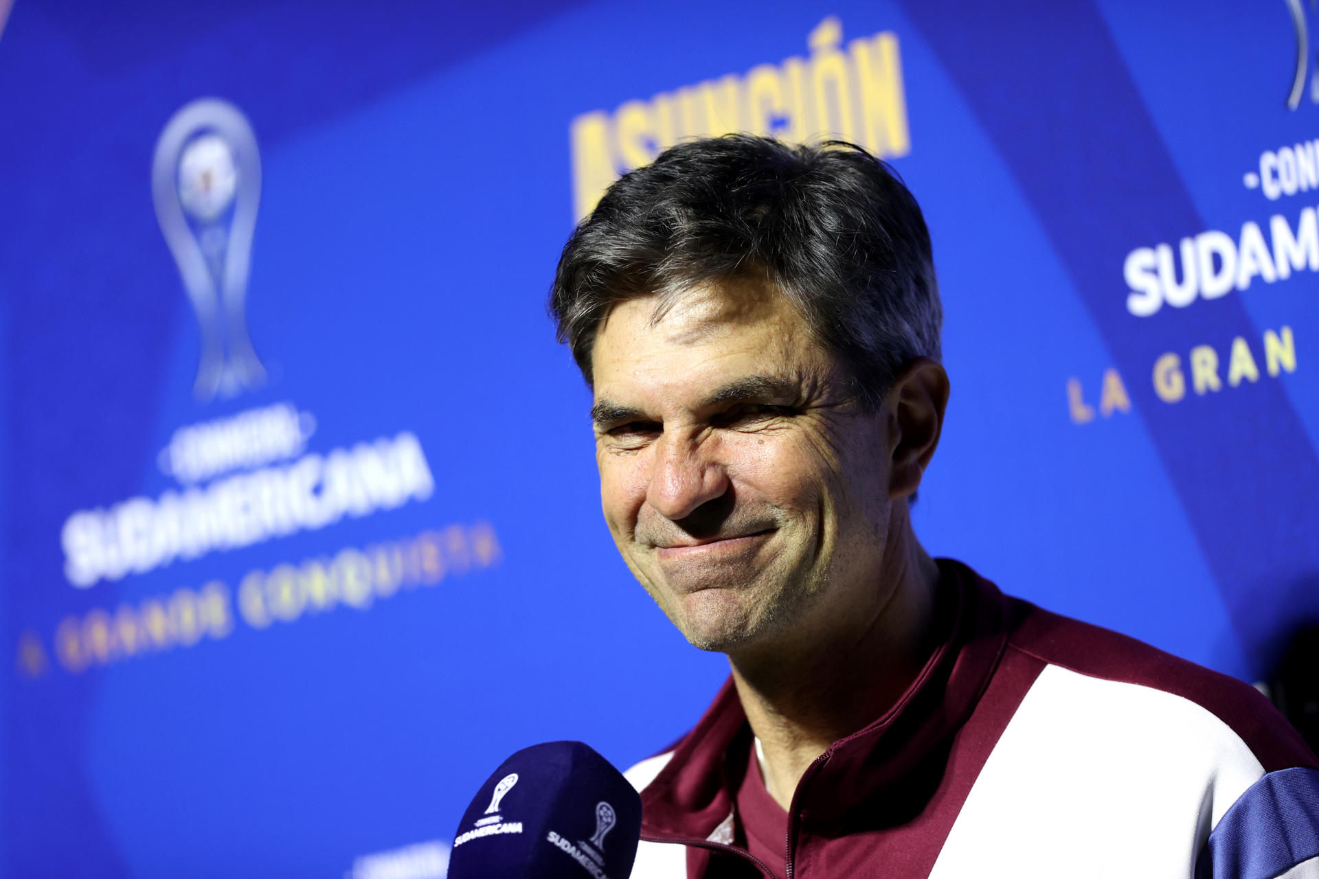El entrenador de Lanús, Mauricio Pellegrino, reacciona durante una rueda de prensa este miércoles en Luque (Paraguay). EFE/ Juan Pablo Pino 