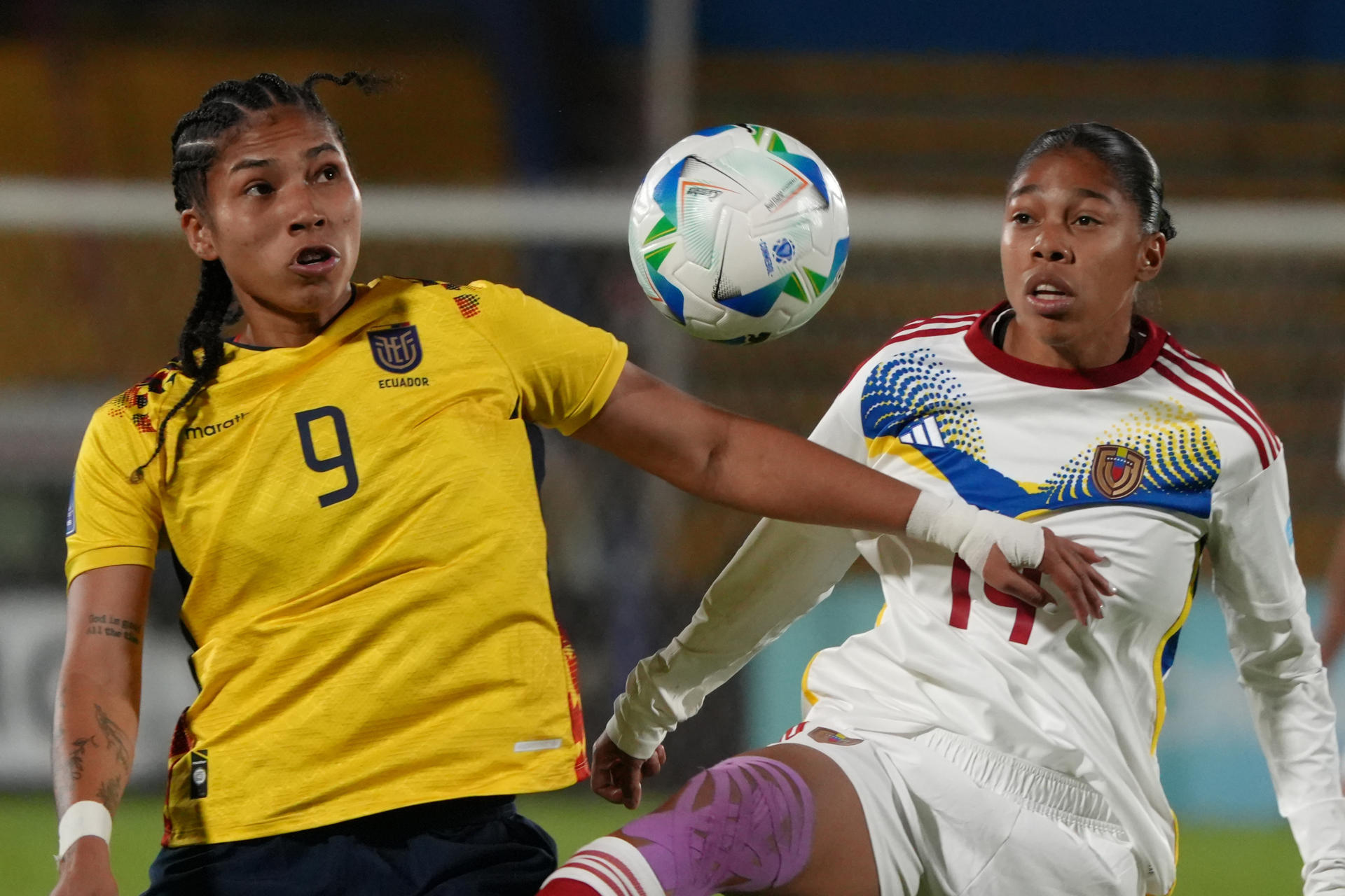 Nayely Bolaños (i), de Ecuador, disputa un balón con Raiderlin Carrasco, de Venezuel, en un partido de la Liga de Naciones Femenina entre Ecuador y Venezuela en el estadio Rodrigo Paz Delgado, en Quito (Ecuador). EFE/Vicente Costales 
