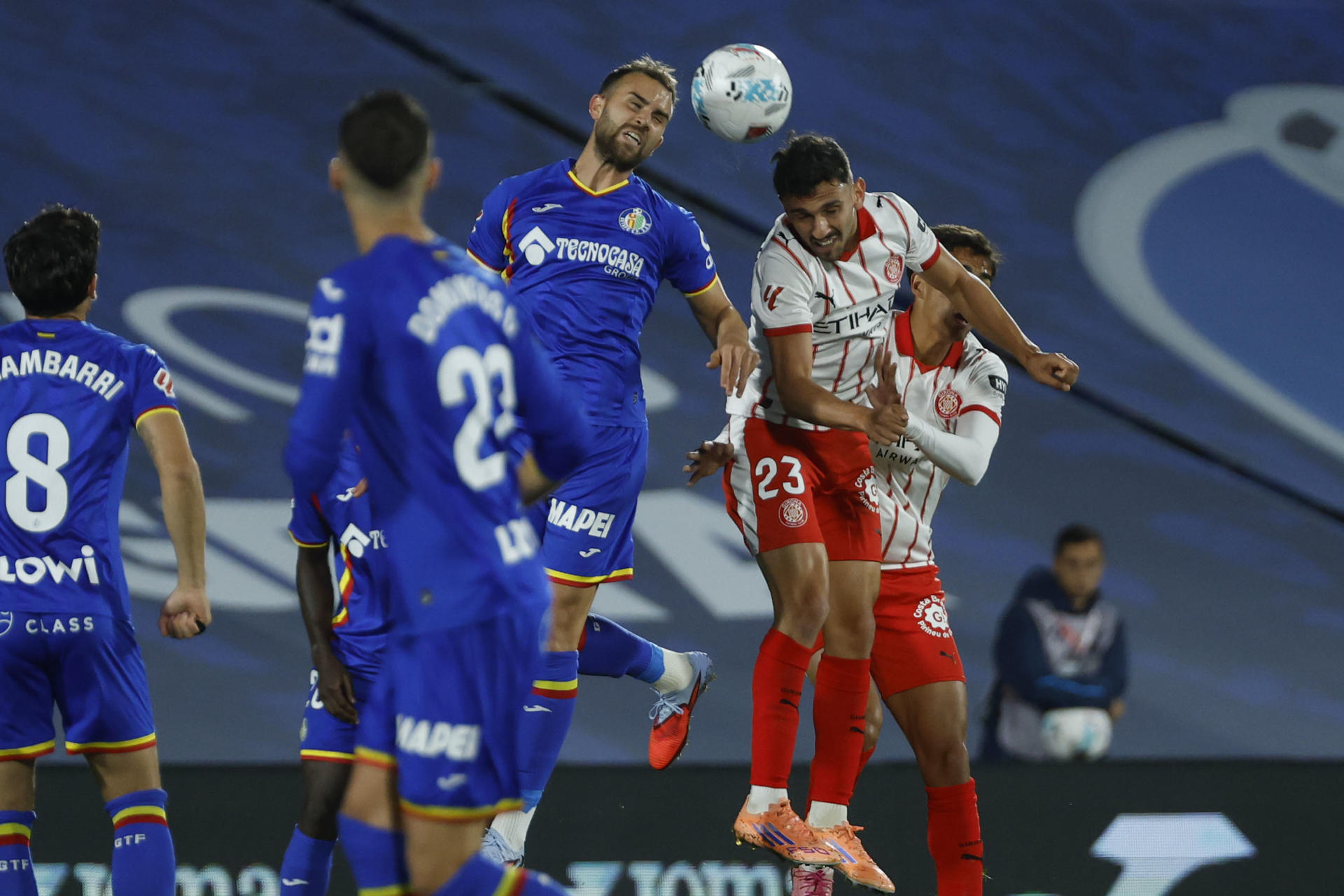 El delantero del Getafe Borja Mayoral (i) disputa el balón ante el centrocampista del Girona Iván Martín (d) durante el encuentro correspondiente a la jornada 11 de Laliga EA Sports que disputan hoy viernes en el Coliseum de Getafe. EFE / Juanjo Martín.