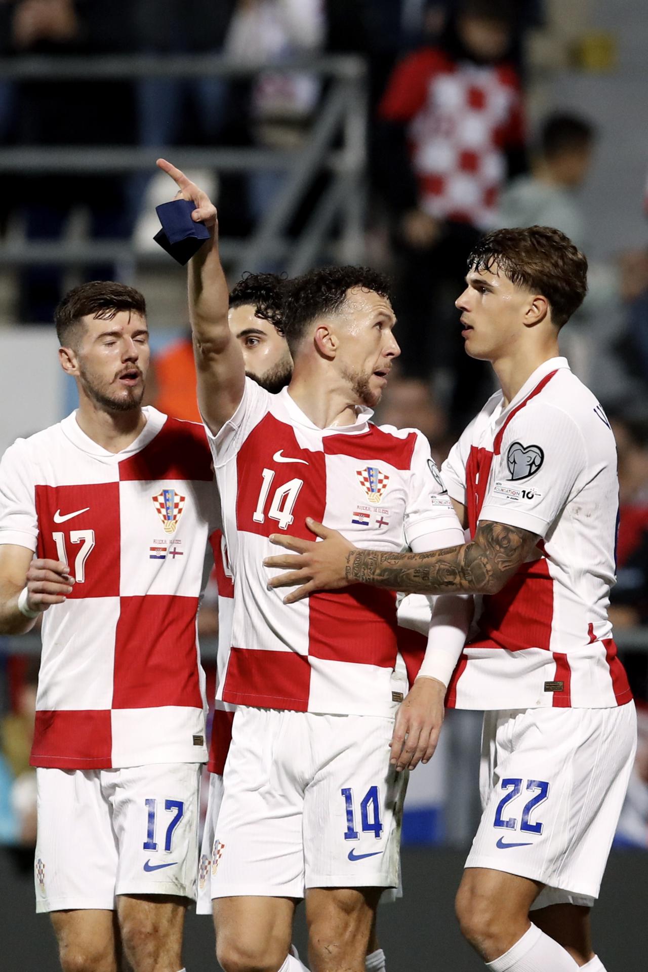 El croata Ivan Perisic (C) celebra con sus compañeros el 3-1 ante Islas Feroe en la fase de clasificación para el Mundial 2026. EFE/EPA/ANTONIO BAT 