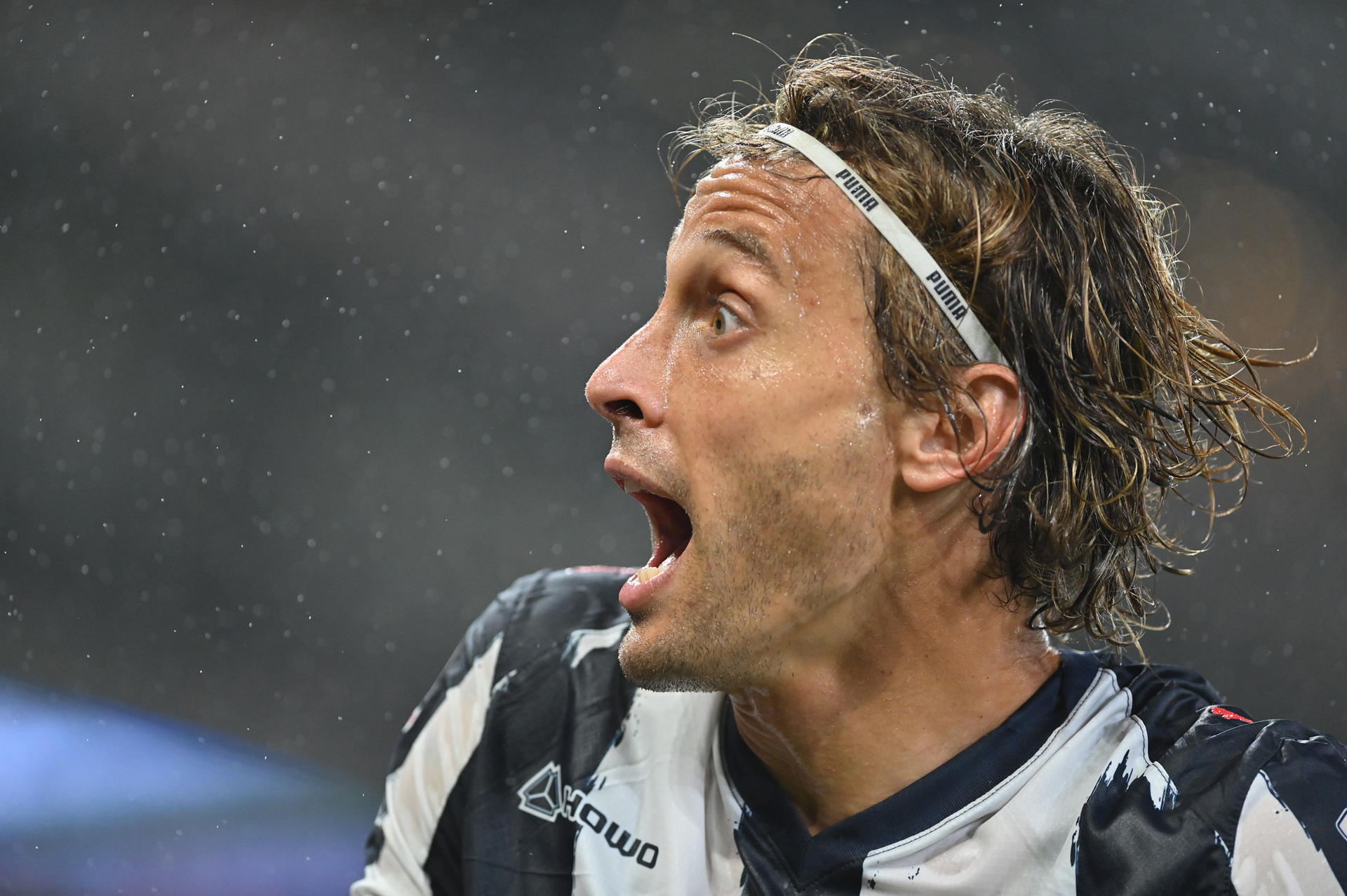 Sergio Canales de Monterrey reacciona este miércoles, en el partido de ida de los cuartos de final de la Liga MX entre Monterrey y América en el estadio BBVA, en Guadalupe (México). EFE/ Miguel Sierra 
