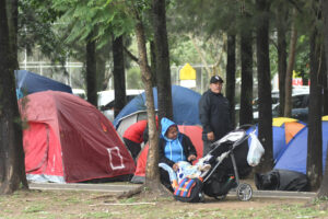 La fiebre por la selección de fútbol de Guatemala ha llevado a centenas de aficionados a acampar en las proximidades de los centros de venta de entradas para ver los partidos de eliminatorias del Mundial de 2026 contra Panamá y Surinam. EFE/ Alex Cruz