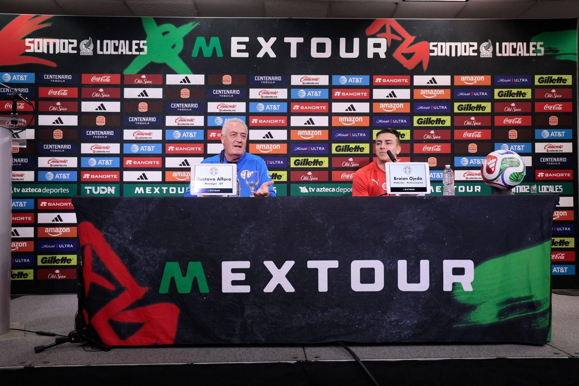 Fotografía cedida por la Asociación Paraguaya de Fútbol (APF) de su técnico, Gustavo Alfaro (i), hablando junto al jugador Braian Ojeda durante una rueda de prensa en San Antonio (Estados Unidos). EFE/ Asociación Paraguaya de Fútbol 