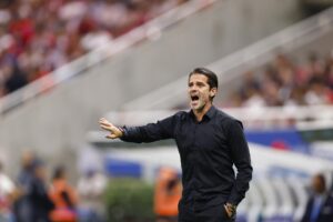 El entrenador de Necaxa, Fernando Gago, reacciona en un partido de la Liga MX en el estadio Akron, en Guadalajara (México). Imagen de archivo. EFE/ Francisco Guasco