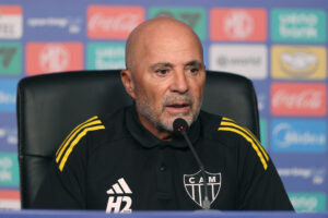 El entrenador de Atlético Mineiro, Jorge Sampaoli, habla durante una rueda de prensa en el estadio Defensores del Chaco en Asunción. EFE/Juan Pablo Pino