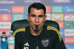 El jugador de Atlético Mineiro, Junior Alonso, habla durante una rueda de prensa en el estadio Defensores del Chaco en Asunción. EFE/Juan Pablo Pino