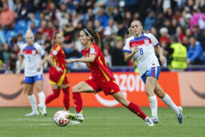La centrocampista de la selección española, Aitana Bonmatí (i), con el balón ante la jugadora de Inglaterra, Georgia Stanway, durante la final de la Eurocopa Femenina 2025 disputada en el St. Jakob Park de Basilea (Suiza), el pasado 27 de julio. EFE/ Ana Escobar.