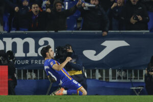 El centrocampista uruguayo del Getafe, Mauro Arambarri, celebra el primer gol del equipo madrileño durante el partido de LaLiga entre Getafe CF y Elche CF celebrado este viernes en el Coliseum. EFE/Juanjo Martín