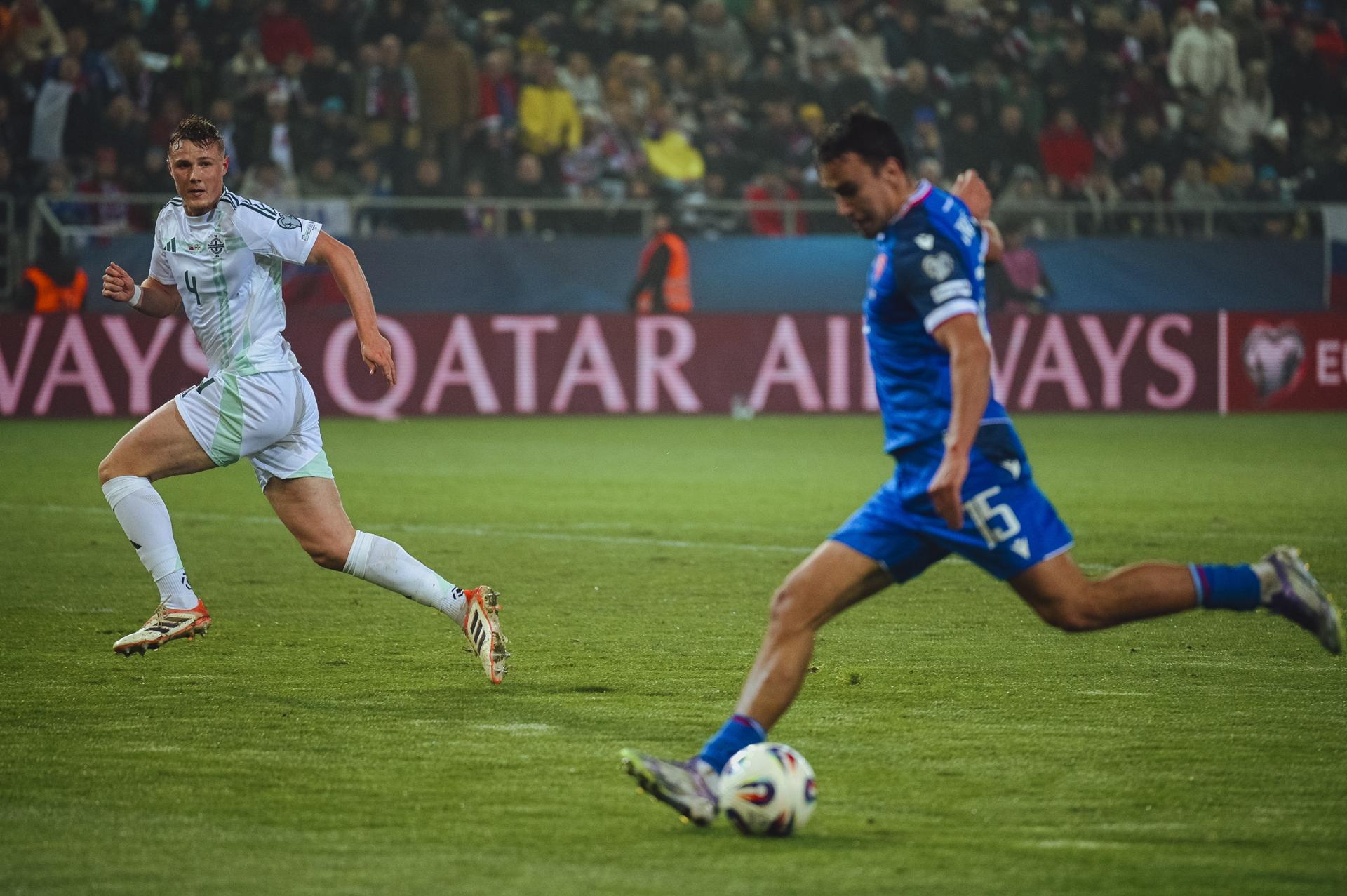 David Strelec de Eslovaquia (R) en acción con Daniel Ballard de Irlanda del Norte durante el partido disputado en Kosice de fase de clasificación para el Mundial de 2026. EFE/EPA/ROBERT NEMETI 