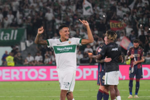 El delantero uruguayo del Elche Álvaro Rodríguez (i). EFE/ Pablo Miranzo.