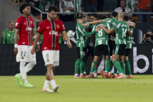 Los jugadores del Real Betis celebran su tercer gol, obra de Abde, durante el partido de la jornada 11 de LaLiga que Real Betis y RCD Mallorca disputan este domingo en el estadio de La Cartuja, en Sevilla. EFE/José Manuel Vidal