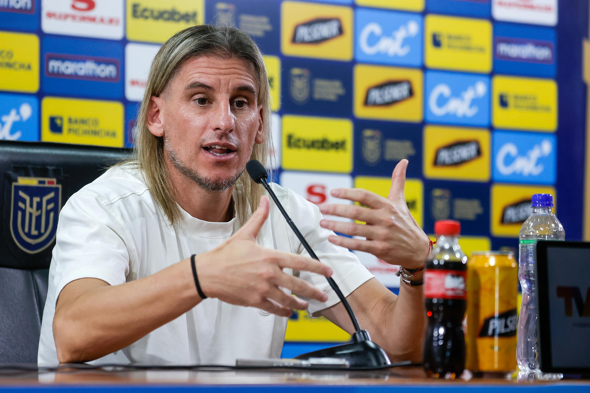 El seleccionador de Ecuador, el argentino Sebastián Beccacece, habla en una rueda de prensa este lunes, en Quito. EFE/ José Jácome 