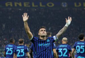 EL jugador del FC Interf Lautaro Martinez celebra el 1-0 durante el partido de la Serie A que han jugado FC Inter y SS Lazio en Milan, Italia. EFE/EPA/Roberto Bregani