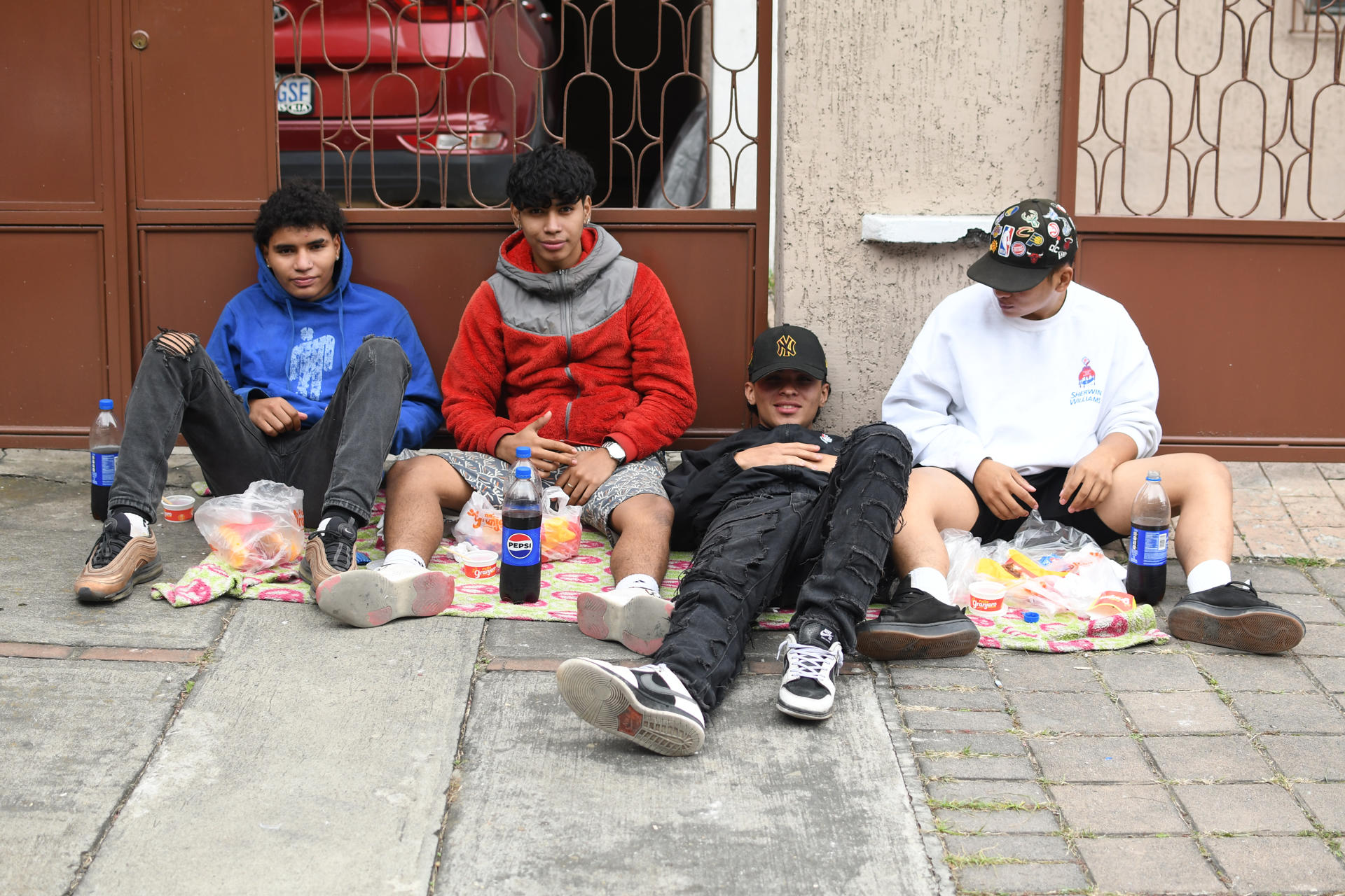 La fiebre por la selección de fútbol de Guatemala ha llevado a aficionados a acampar en las proximidades de los centros de venta de entradas para ver los partidos de eliminatorias del Mundial de 2026 contra Panamá y Surinam. EFE/ Alex Cruz AME5273. CIUDAD DE GUATEMALA (GUATEMALA), 03/11/2025.- Aficionados esperan cerca a un punto de venta de entradas para los partidos de la selección de Guatemala en la eliminatoria del Mundial 2026 este lunes, en Ciudad de Guatemala (Guatemala). La fiebre por la selección nacional de fútbol de Guatemala ha provocado que aficionados hayan comenzado a acampar con días de antelación en los centros de venta de entradas para ver los partidos de eliminatorias del Mundial de 2026 contra Panamá y Surinam. EFE/ Alex Cruz 