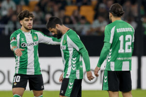El jugador del Real Betis Isco (c) se retira del terreno de juego lesionado, durante el partido de Liga Europea UEFA disputado ante el FC Utrecht, este jueves en el estadio de La Cartuja. EFE/ Jose Manuel Vidal
