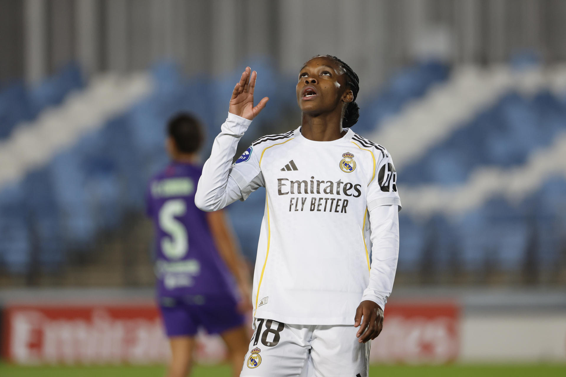 La delantera colombiana del Real Madrid Linda Caicedo celebra tras marcar un gran gol frente al Alhama C,F en el estadio Alfredo Di Stéfano, en Madrid. EFE/ Mariscal