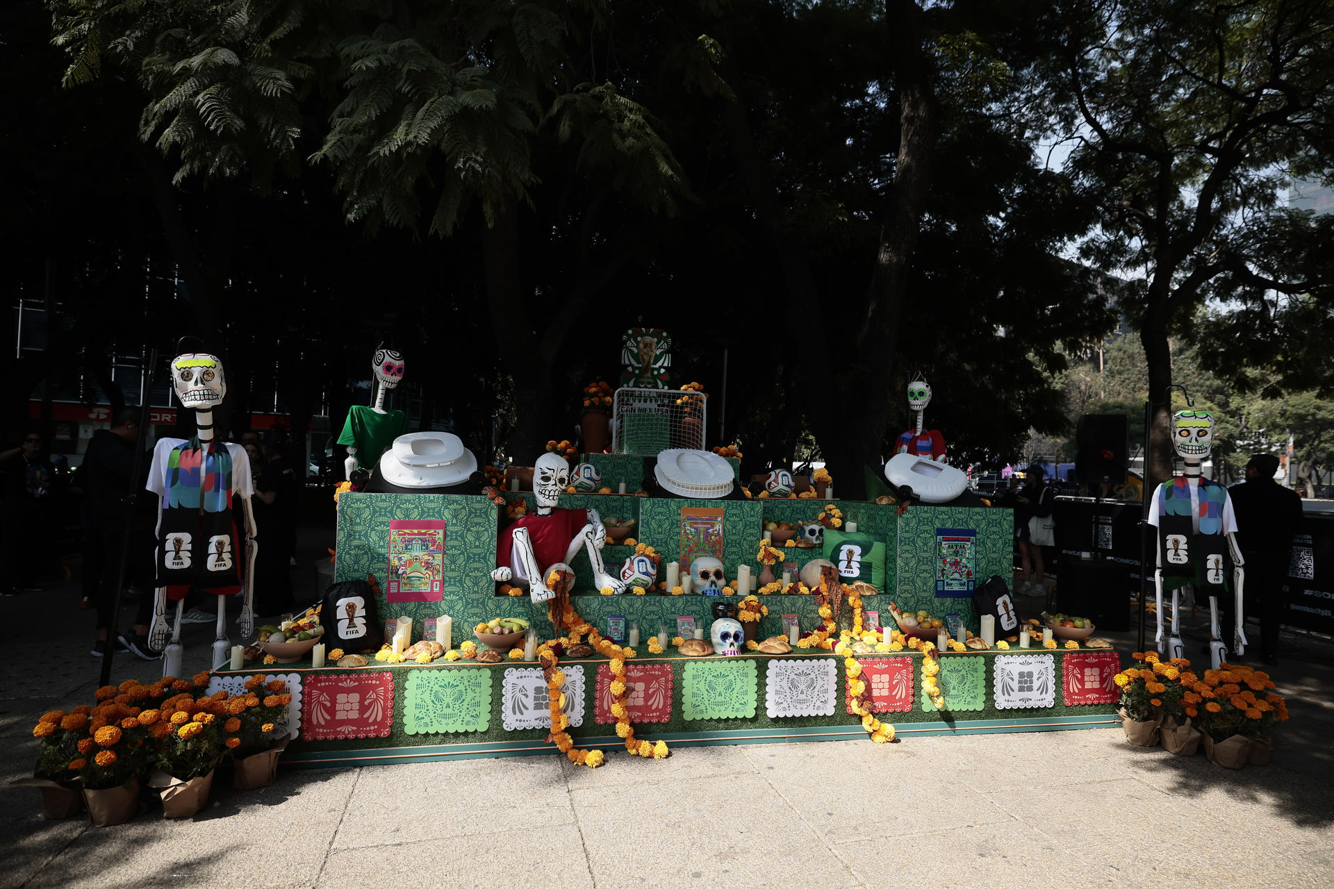 Fotografía que muestra la Ofrenda FIFA este sábado, durante las festividades del Día de Muertos, en Ciudad de México (México). EFE/ José Méndez

