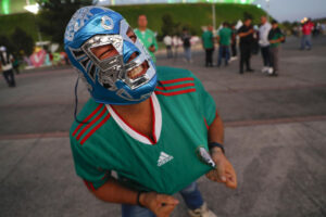 Un aficionado de la selección mexicana de fútbol anima previo a un partido amistoso en el Estadio Akron, en Guadalajara (México). Imagen de archivo. EFE/ Francisco Guasco