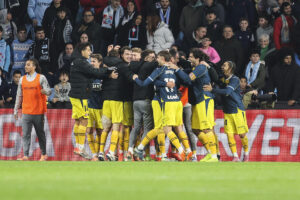 Los jugadores del Espanyol elebran el gol del equipo durante el encuentro correspondiente a la jornada 14 de Laliga EA Sports que disputaron Celta y Espanyol en el Estadio de Balaidos, en Vigo. EFE / Salvador Sas