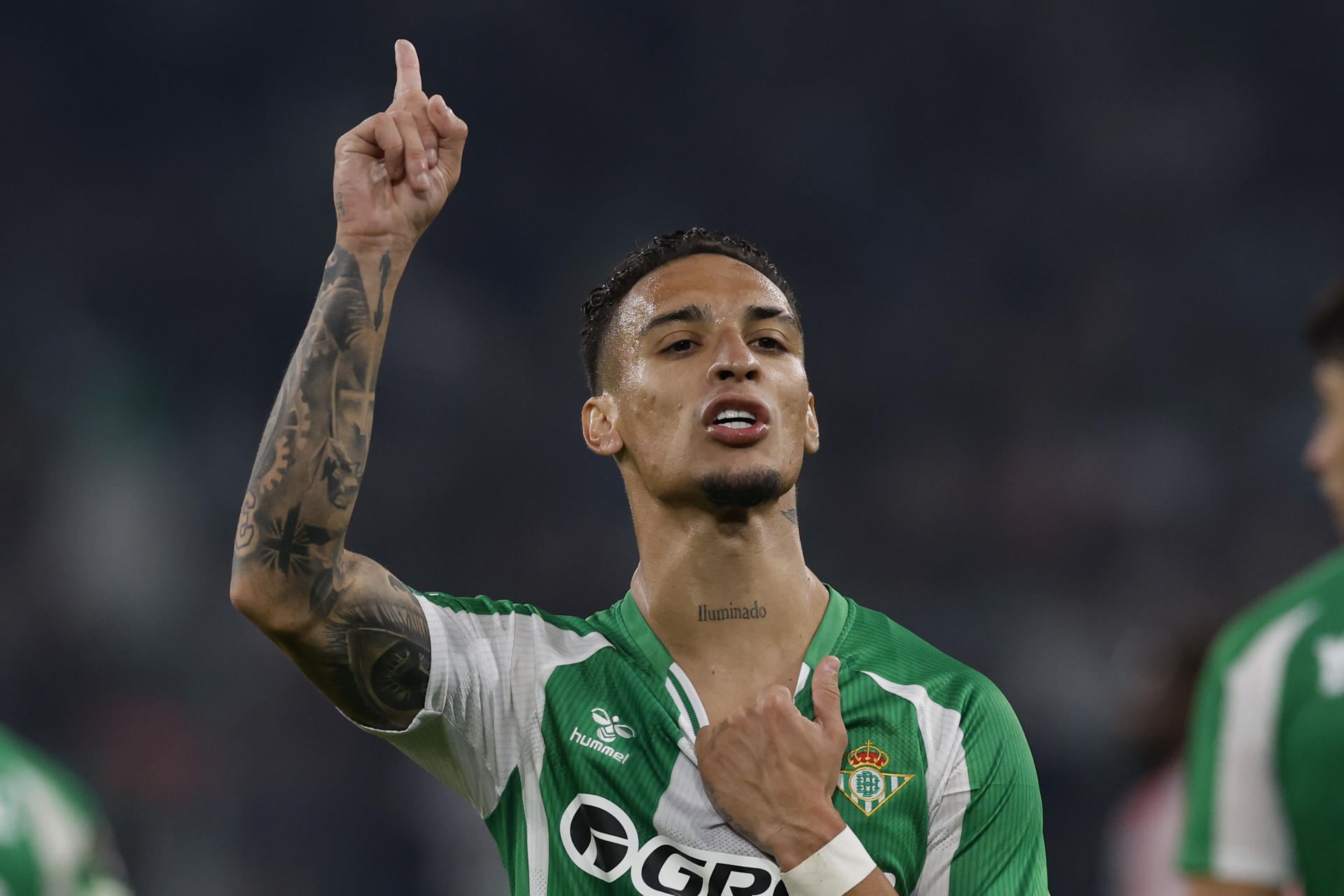 El brasileño Antony allana el camino del Betis ante el Lyon