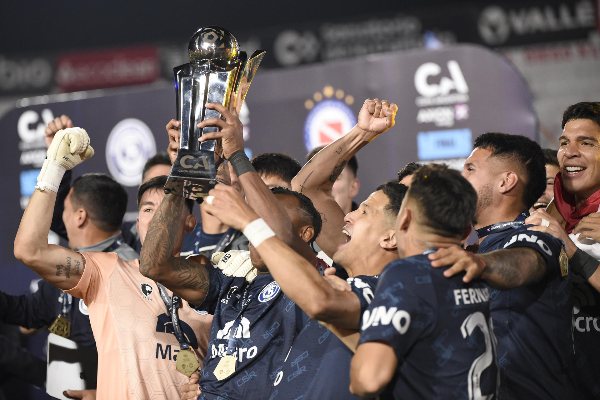 Jugadores de Independiente Rivadavia celebran el título de la Copa Argentina este miércoles tras vencer a Argentinos Juniors en el estadio Presidente Perón, en Córdoba. EFE/ STR 