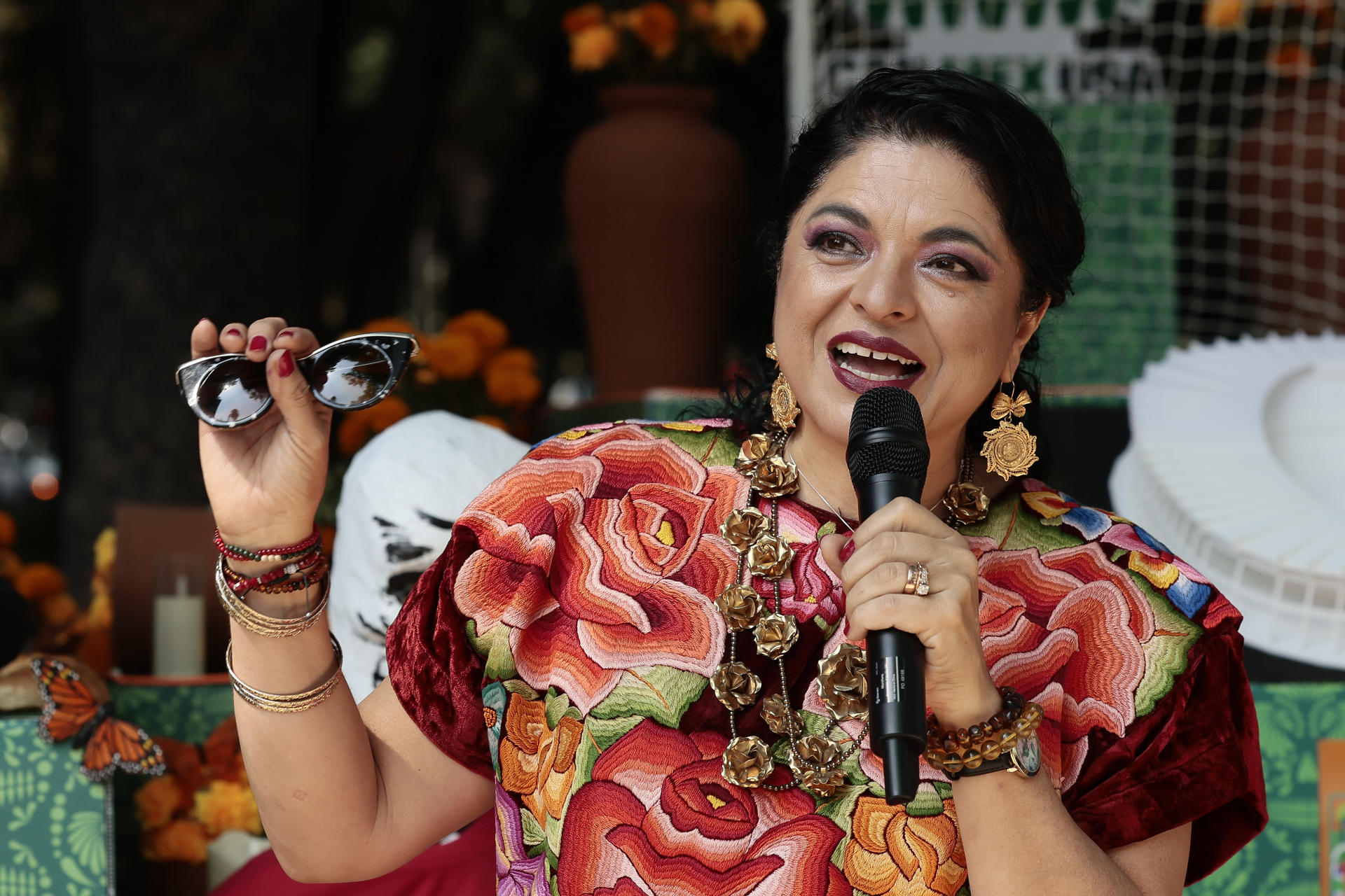 La secretaria de Cultura de la Ciudad de México, Alejandra Fraustro, habla durante la inauguración de la Ofrenda FIFA este sábado, durante las festividades del Día de Muertos, en Ciudad de México (México). EFE/ José Méndez
