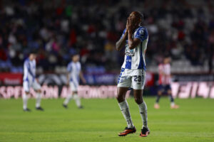Luis Quiñones de Pachuca lamenta este domingo la derrota por 0-1 ante el Guadalajara en el estadio Hidalgo. EFE / David Martínez Pelcastre