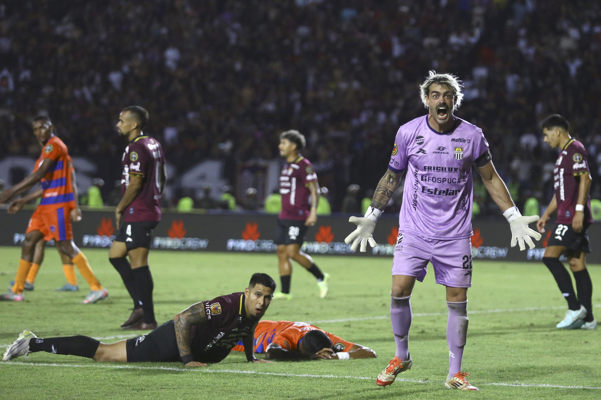 Lucas Bruera (d), de Carabobo, reacciona durante un encuentro de la final del Torneo Clausura entre Carabobo y Puerto Cabello en el estadio Polideportivo Misael Delgado en Valencia (Venezuela). EFE/Juan Carlos Hernández 
