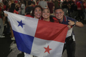 Aficionados de Panamá celebran este martes en las calles de la capital la clasificación de la selección de fútbol de su país al Mundial de 2026. EFE/ Carlos Lemos