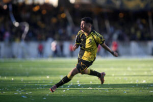 Benjamín Chandía, de Coquimbo, celebra un gol en un partido de la Liga de Primera entre Coquimbo Unido y Unión La Calera en el estadio Francisco Sánchez Rumoroso, en Coquimbo (Chile). EFE/Hernán Contreras