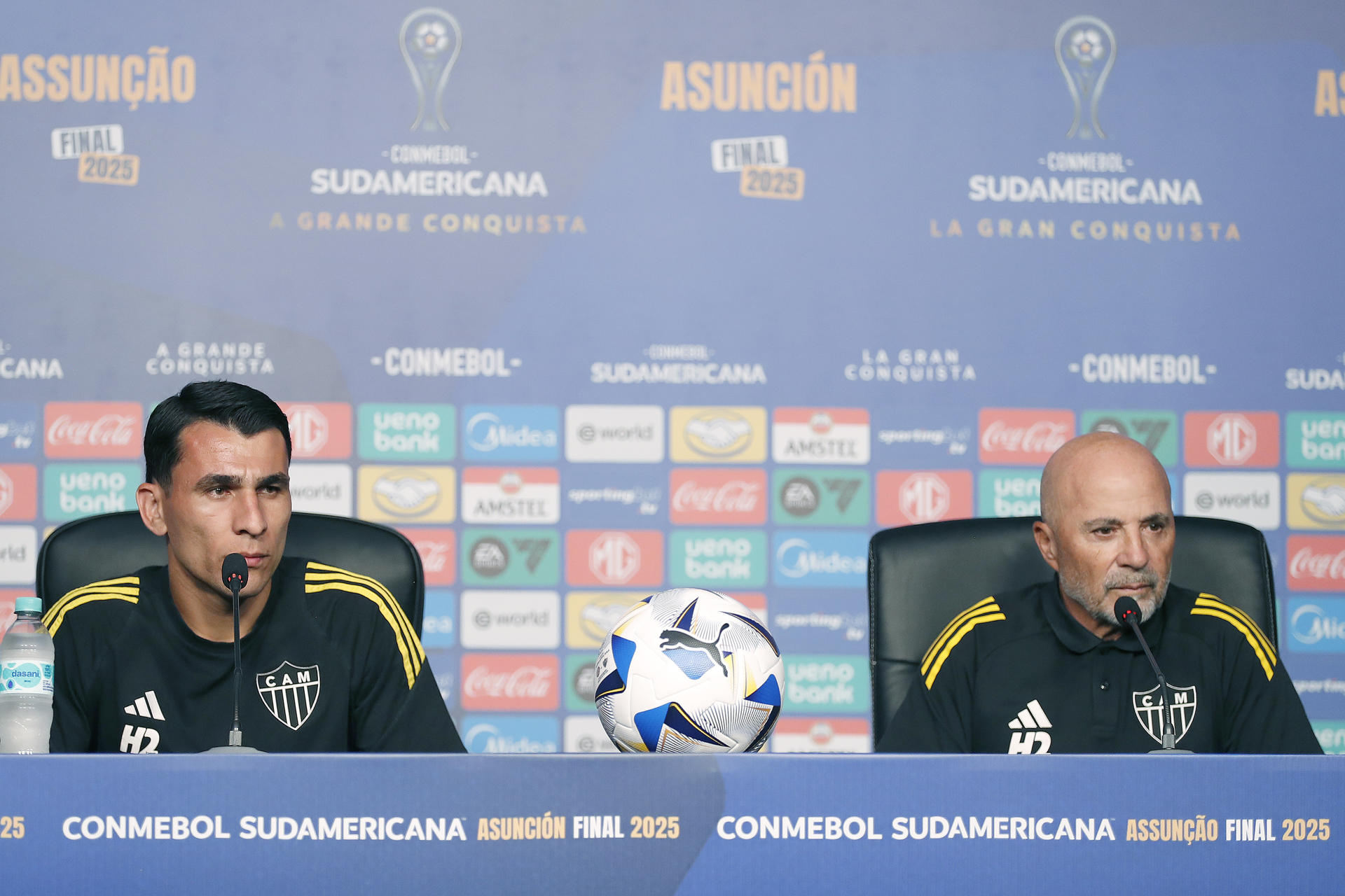 El entrenador de Atlético Mineiro, Jorge Sampaoli (d) y el jugador Junior Alonso, participan durante una rueda de prensa este viernes en el estadio Defensores del Chaco en Asunción. EFE/Juan Pablo Pino 