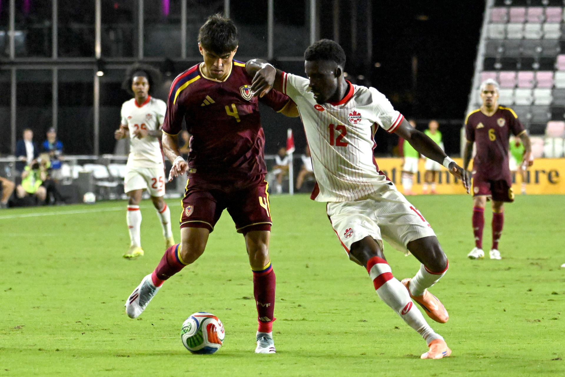 Adrian Cova (i), de Venezuela, disputa el balón con Tani Oluwaseyi, de Canadá, este martes, en un partido amistoso ante Canadá en el Chase Stadium, en Fort Lauderdale (Estados Unidos). EFE/ Giorgio Viera 