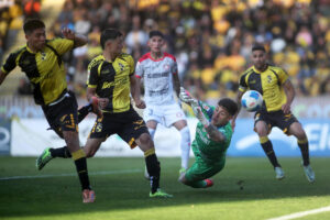 Bruno Cabrera (2-i), de Coquimbo disputa un balón con Jorge Pena, de Unió, en un partido de la Liga de Primera entre Coquimbo Unido y Unión La Calera en el estadio Francisco Sánchez Rumoroso, en Coquimbo (Chile). EFE/Hernán Contreras