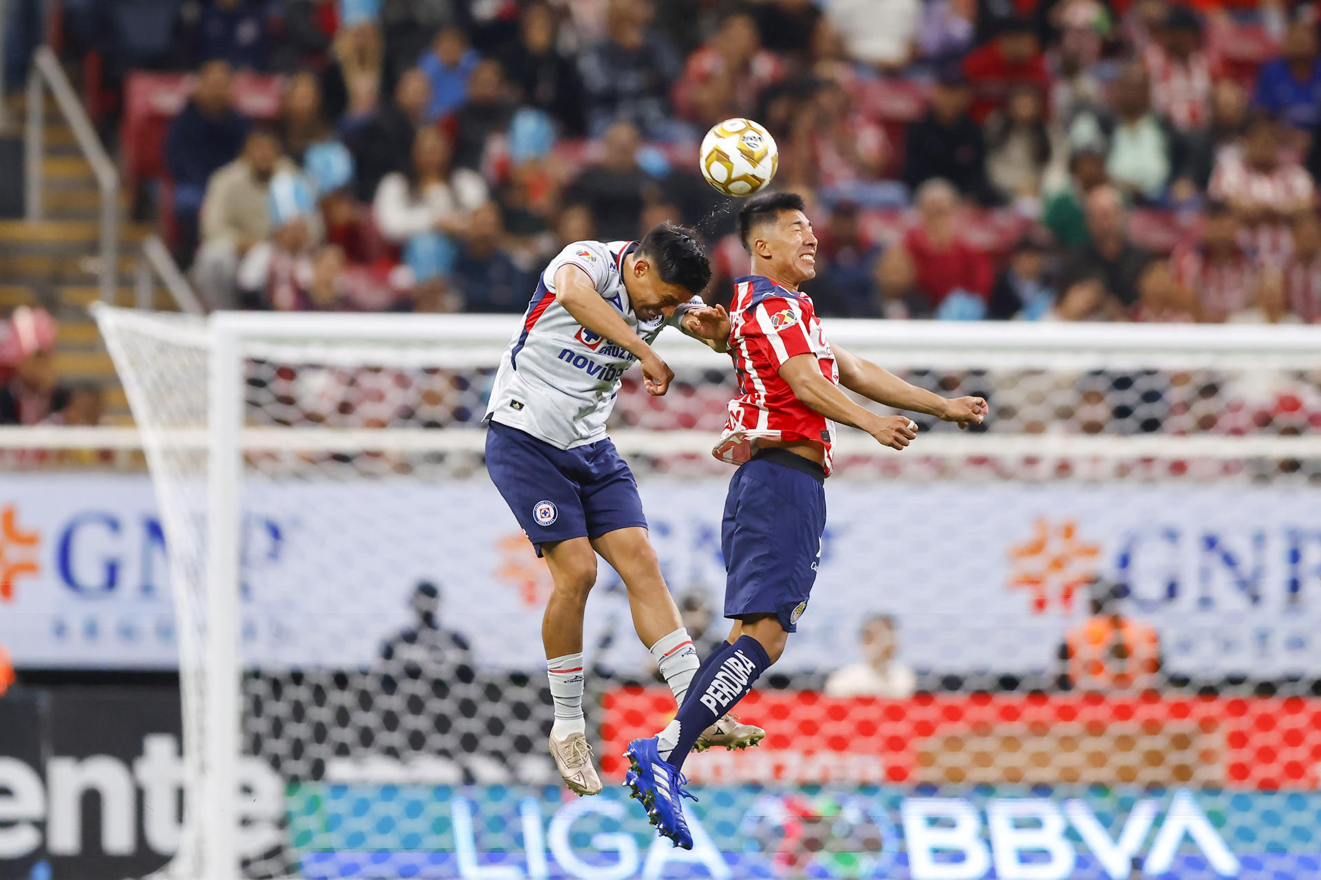 Daniel Aguirre (d), de Guadalajara, disputa el balón con Jorge Sánchez, de Cruz Azul, este jueves en un partido de cuartos final de la Liga MX en el Estadio Akron, en Guadalajara (México). EFE/ Francisco Guasco 
