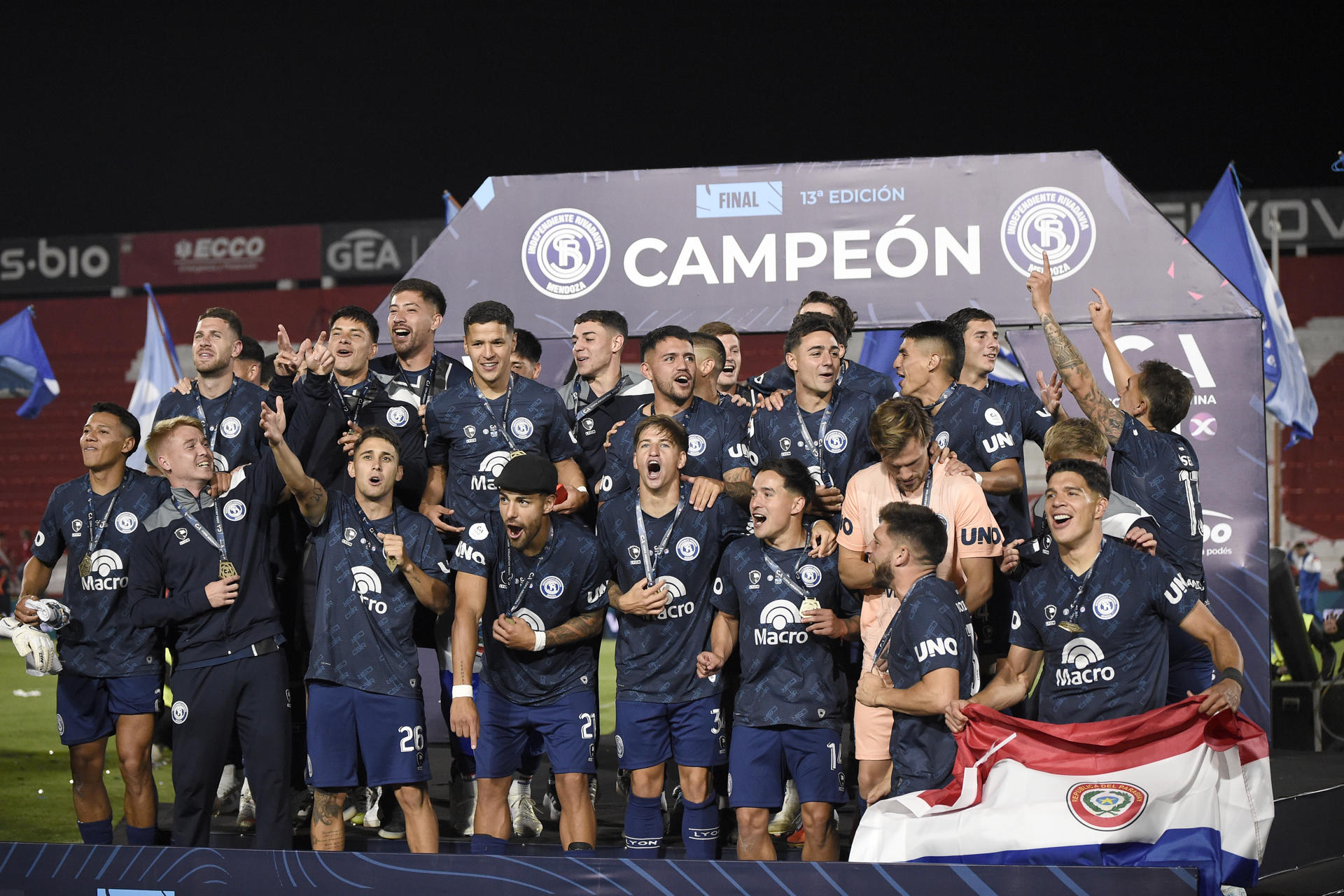 Jugadores de Independiente Rivadavia celebran el título de la Copa Argentina este miércoles tras vencer a Argentinos Juniors en el estadio Presidente Perón, en Córdoba. EFE/ STR 