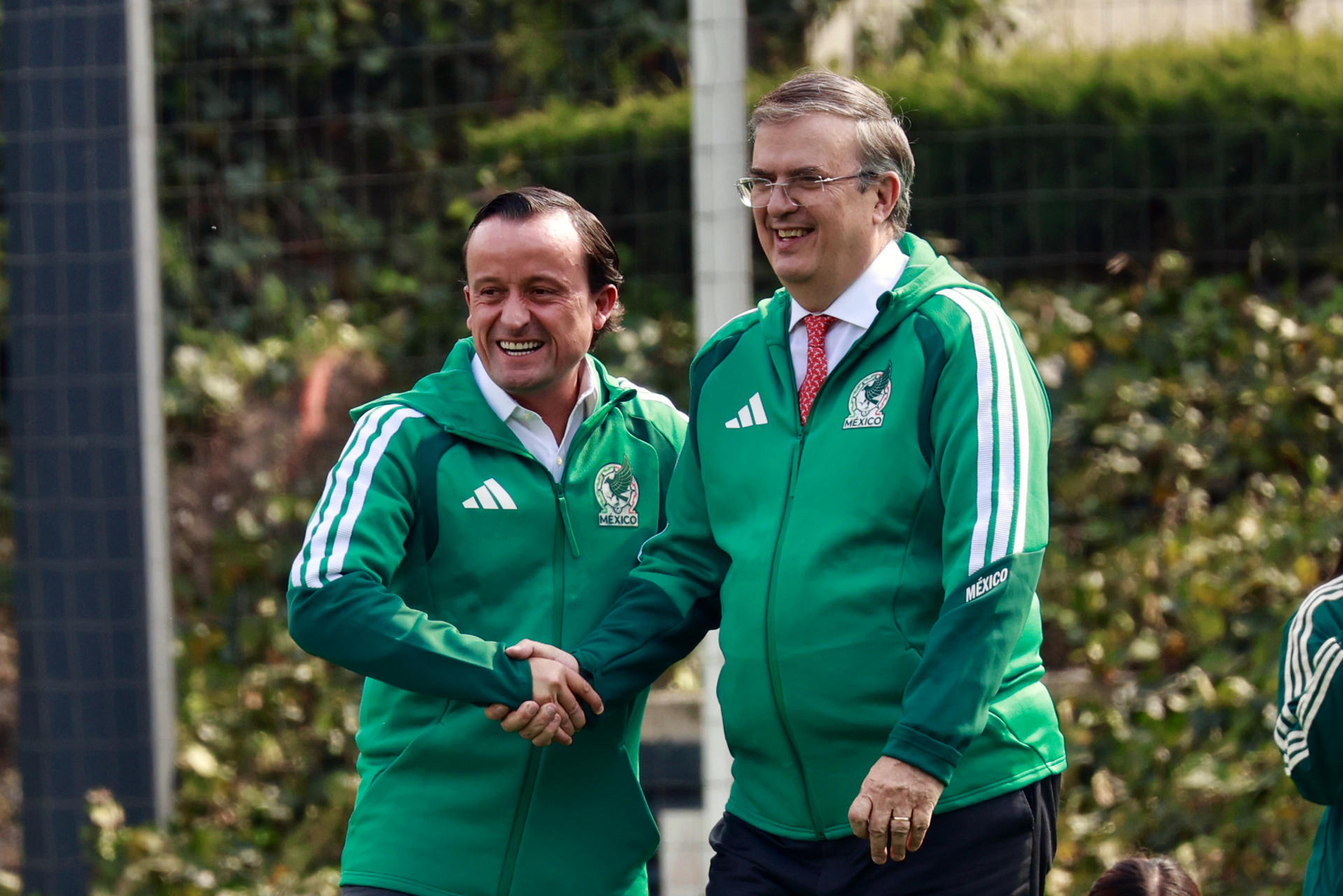El secretario de Economía, Marcelo Ebrard (d) y el Comisionado de la Federación Mexicana de Fútbol, Mikel Arriola se saludan durante en un acto protocolario este miércoles, en la ciudad de Toluca (México). EFE/Felipe Gutiérrez 