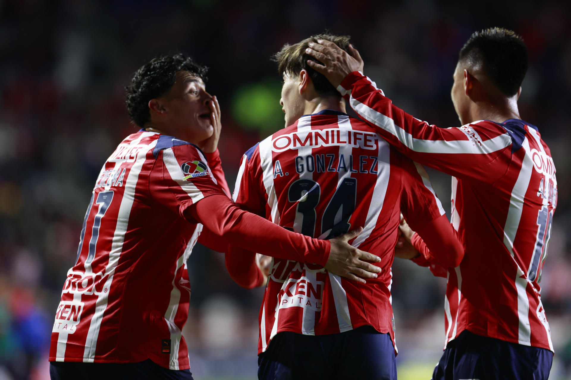 Armando González (c) es felicitado por sus compañeros tras marcar el gol que ha dado a Guadalajara un triunfo a domicilio por 0-1 sobre Pachuca en el estadio Hidalgo. EFE / David Martínez Pelcastre