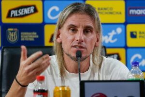 El seleccionador de Ecuador, el argentino Sebastián Beccacece, habla en una rueda de prensa este lunes, en Quito. EFE/ José Jácome