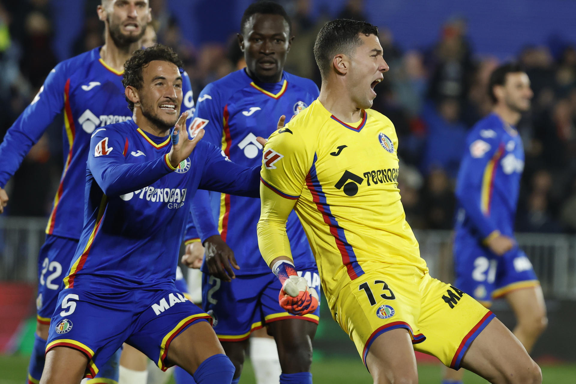 Los jugadores del Getafe, Luis Milla (i) y David Soria, celebran su victoria a la finalización del partido de LaLiga entre Getafe CF y Elche CF celebrado este viernes en el Coliseum. EFE/Juanjo Martín 