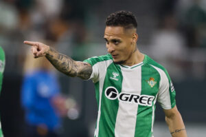 alt El brasileño Antony anota en la goleada del Real Betis