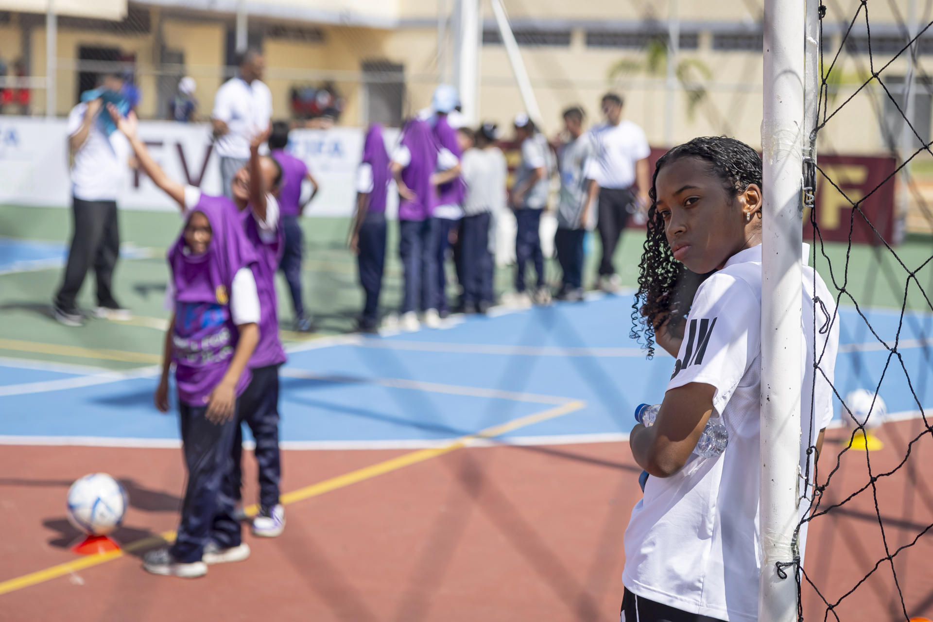 La jugadora de la selección femenina de fútbol de Venezuela Ailling Herrera asiste a la presentación del proyecto de la FIFA 'Fútbol para las escuelas' este viernes, en Caracas. EFE/ Miguel Gutiérrez 