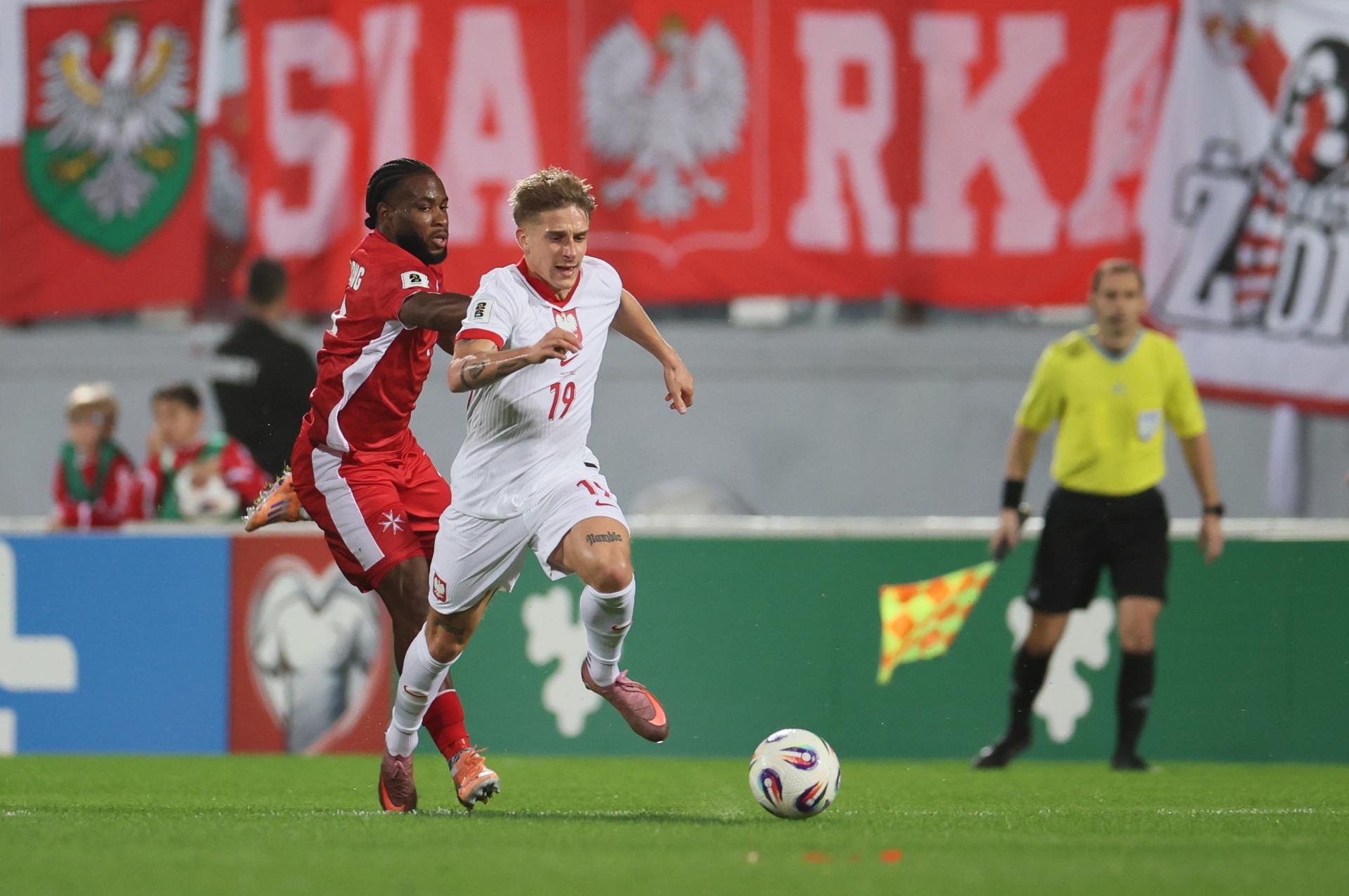 Michal Skoras (d), de Polonia, y Joseph Mbong (i), de Malta, en acción durante el partido que ambas selecciones disputaron este lunes, correspondiente a la fase de clasificación europea para el Mundial 2026. EFE/ Leszek Szymanski *POLAND OUT* 