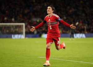 El jugador de Gales Harry Wilson celebra el 5-1 durante el partido de clasificaión que han jugado Gales y Macedonia del Norte en Cardiff,Gales. EFE/EPA/DIMITRIS LEGAKIS