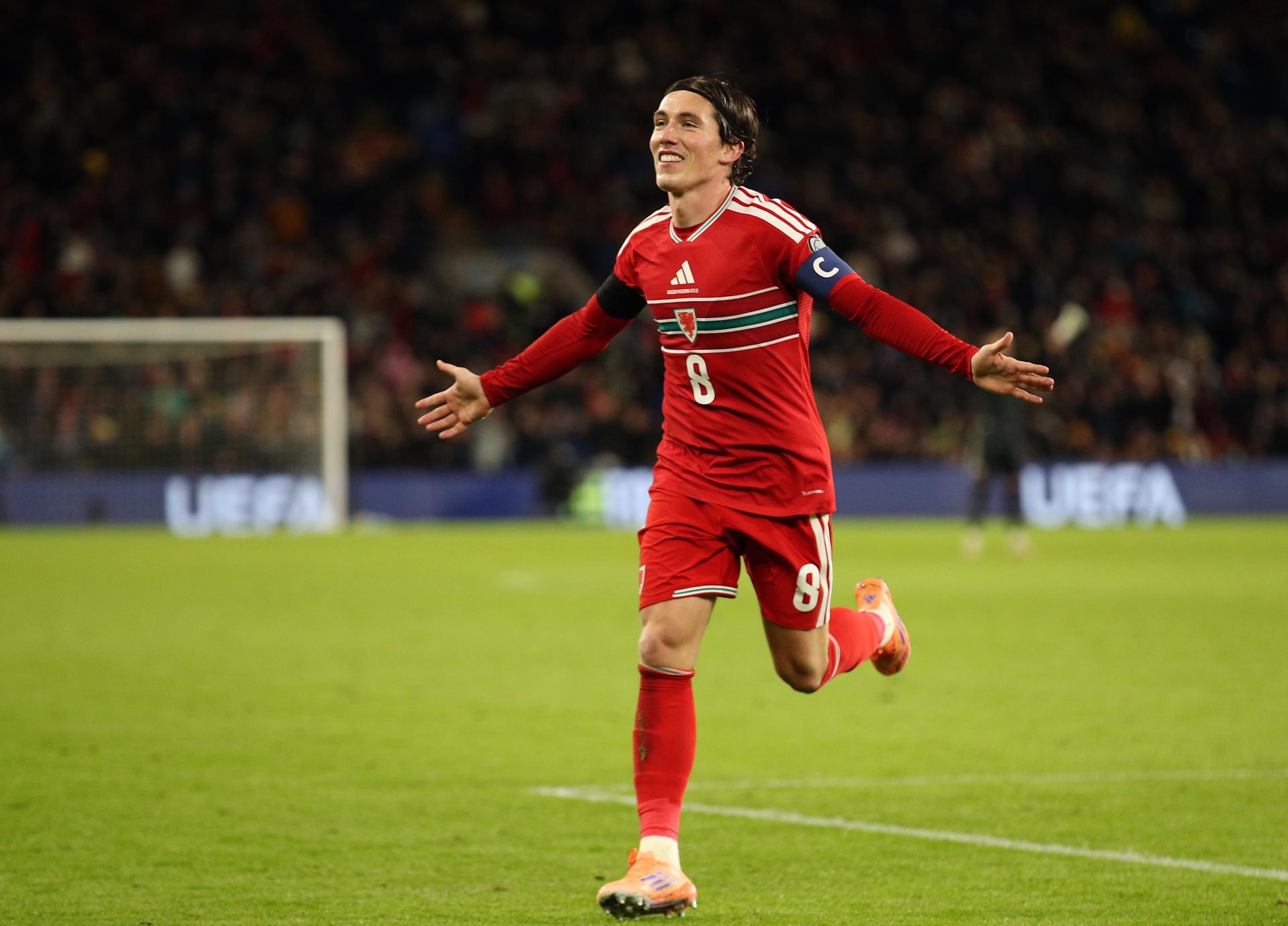 Gales se da un festín para alcanzar la repesca