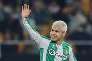 Cucho Hernández, del Betis, celebra tras anotar el 1-0 de su equipo contra el Utretcht en el partido que ambos equipos disputan este jueves, correspondiente a la Liga Europa. EFE/ José Manuel Vidal
