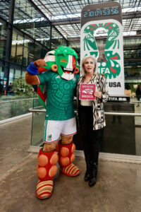La responsable del Plan de Marca Nacional Hecho en México, Bárbara Botello (d) y la mascota de la Selección Nacional de Fútbol, Kin (i) posan durante un acto protocolario este miércoles, en la ciudad de Toluca (México). EFE/Felipe Gutiérrez
