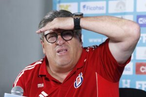 El mexicano Miguel Herrera dejó de ser el seleccionador de Costa Rica. EFE/José Valle